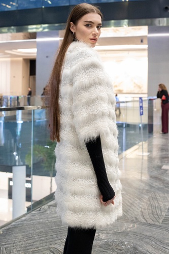 Пальто из меха арктической лисицы расшитой с кружевом фото 6