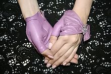 Перчатки- митенки GM кожаные фиолетовые с брошью