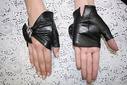 Перчатки- митенки GM кожаные черные с брошью