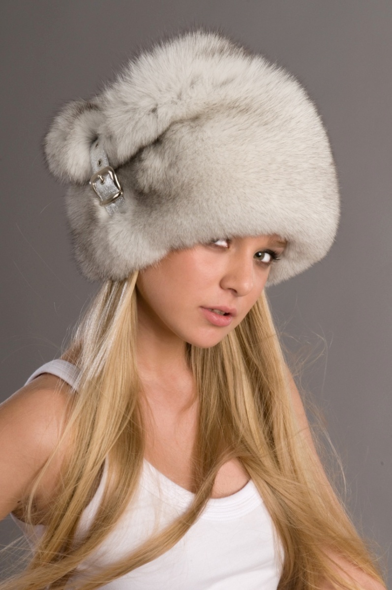 Модная зимняя шапка из меха