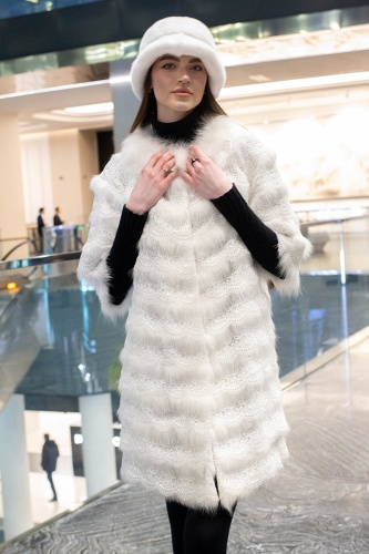 Пальто из меха арктической лисицы расшитой с кружевом фото 3