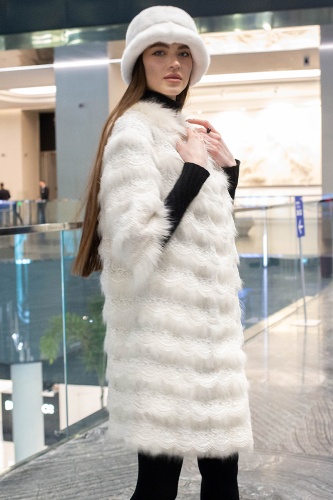 Пальто из меха арктической лисицы расшитой с кружевом фото 4