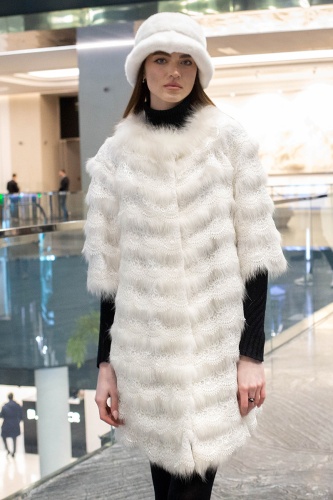Пальто из меха арктической лисицы расшитой с кружевом фото 2