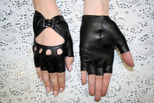 Перчатки- митенки GM кожаные черные с бантами